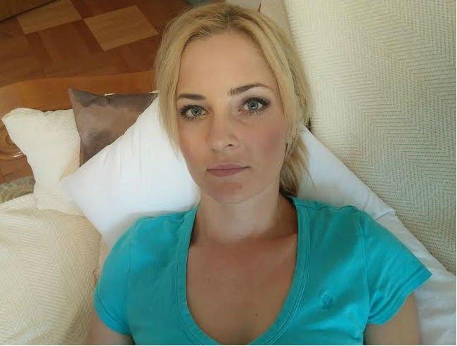 Splendide femme reçoit et se déplace