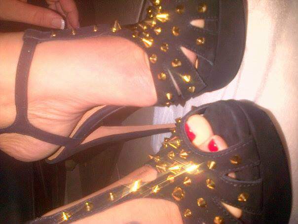 Belle femme qui aime prendre soin des hommes