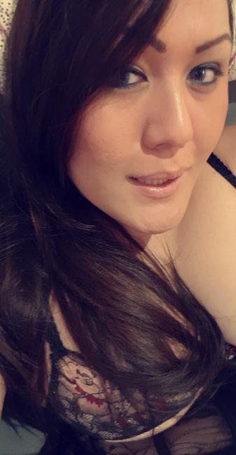 Belle brune aux yeux gris rien que pour toi